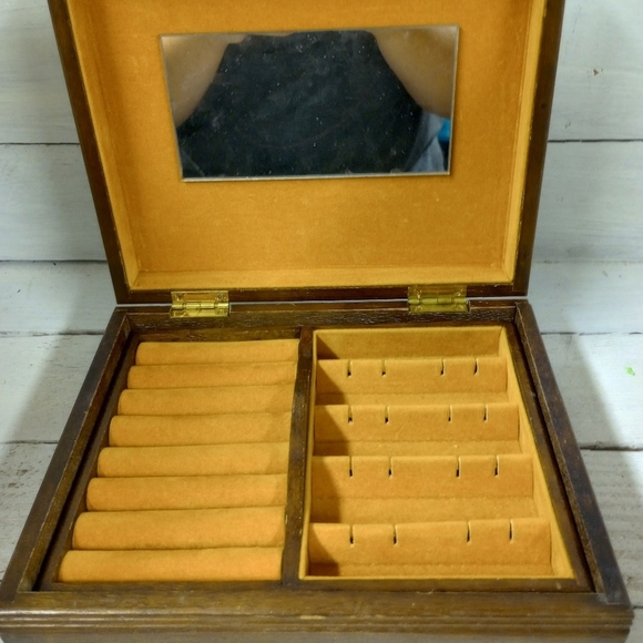 Vintage Pat Yoshikawa, Tapestry Top Jewelry Box, Jewelry Storage, Organizer. - Picture 5 of 12